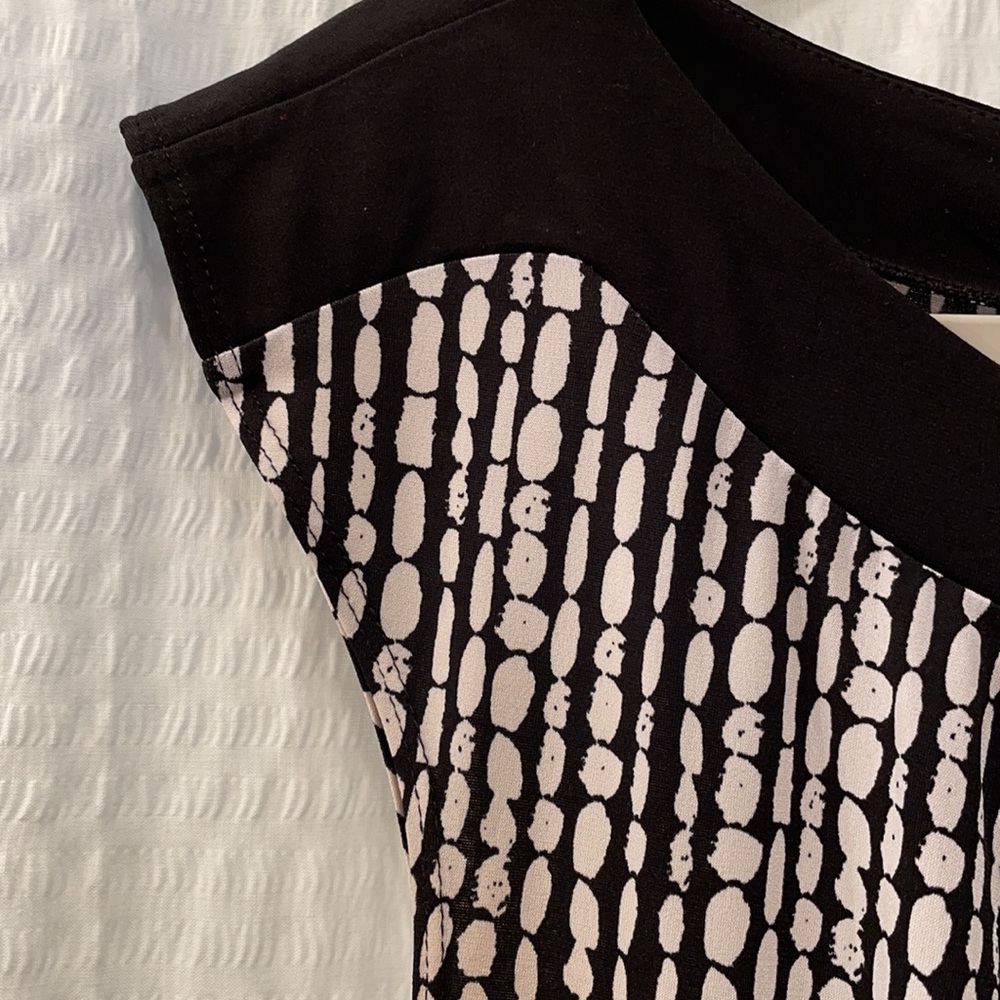 Trixxi Black and White Patterned Cap Sleeve Blouse - Picture 5 of 7